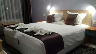 Отель Family hotel Iglika Yambol Ямбол Номер с кроватью размера «king-size»-1